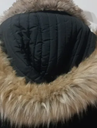 Abrigo negro Zara con capucha pelo