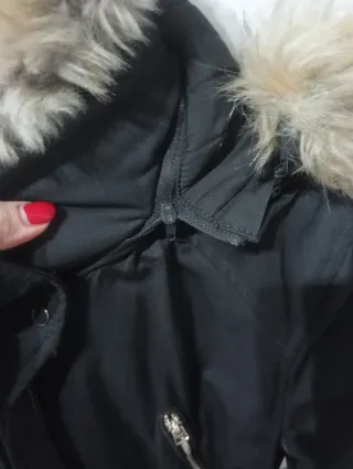 Abrigo negro Zara con capucha pelo