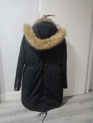 Abrigo negro Zara con capucha pelo
