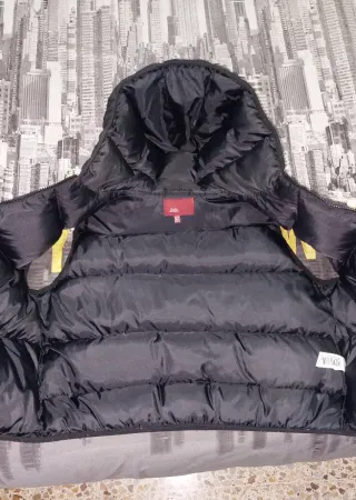 Chaleco de plumas negro con capucha