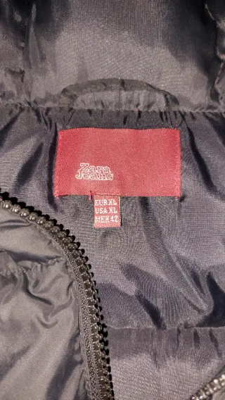 Chaleco de plumas negro con capucha