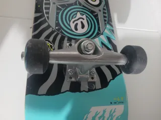 Skate con diseño de robot y fondo azul