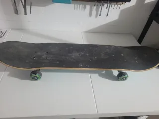 Skate con diseño de robot y fondo azul