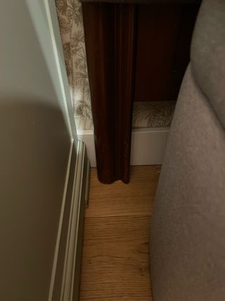 Cabecero gris tapizado con patas de madera