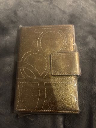 Monedero dorado PG sin estrenar con llave