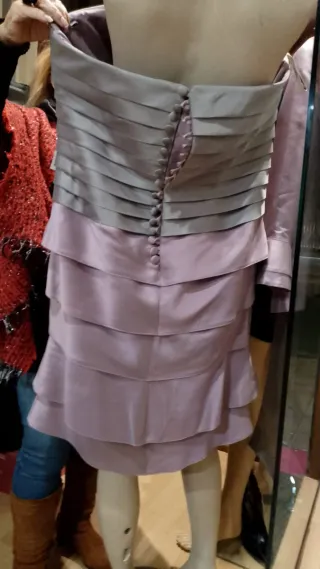 Elegante vestido rosa con botones joya,