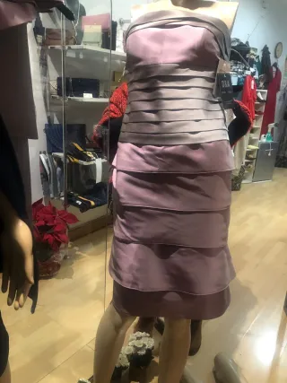 Elegante vestido rosa con botones joya,