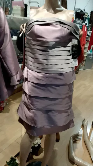 Elegante vestido rosa con botones joya,