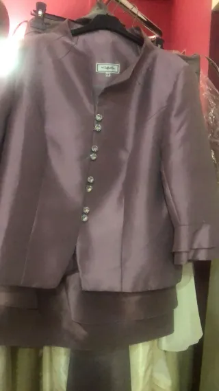 Elegante vestido rosa con botones joya,