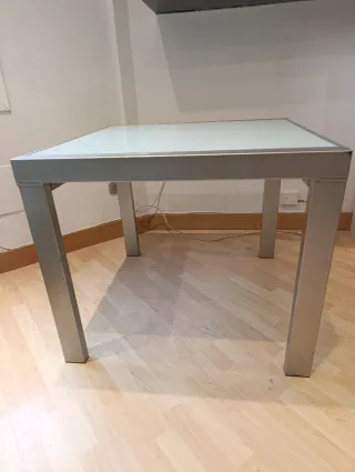 Mesa de aluminio y cristal moderna