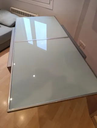 Mesa de aluminio y cristal moderna