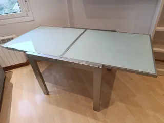 Mesa de aluminio y cristal moderna