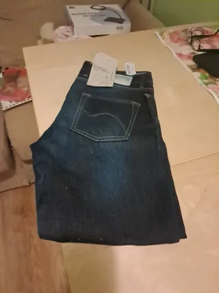 Pantalones vaqueros azules. HOMBRE