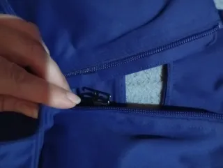 Top deportivo azul con cremallera