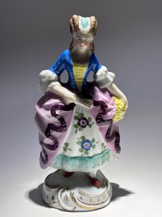 Statuina Sitzendorf donna con fiori