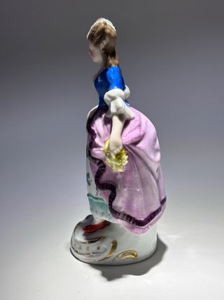 Statuina Sitzendorf donna con fiori