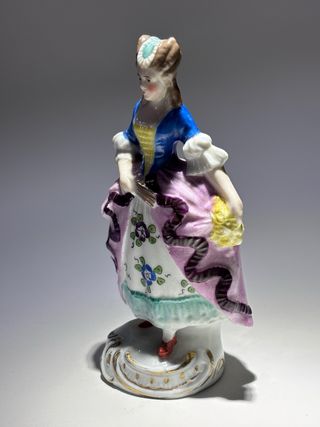 Statuina Sitzendorf donna con fiori