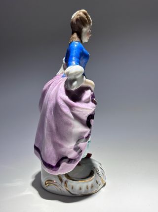 Statuina Sitzendorf donna con fiori