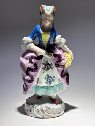 Statuina Sitzendorf donna con fiori