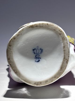 Statuina Sitzendorf donna con fiori