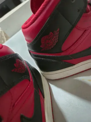 Nike Air Jordan 1 Mid Rosse e Nere