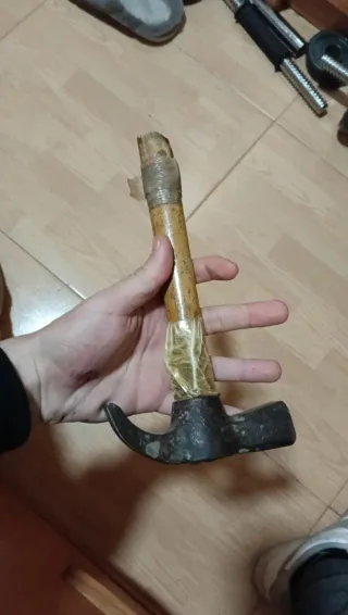 Martillo de carpintero con mango de madera