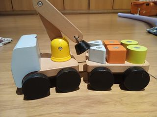 Camión de madera IKEA con bloques imantados