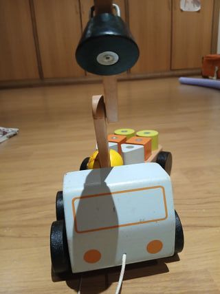 Camión de madera IKEA con bloques imantados