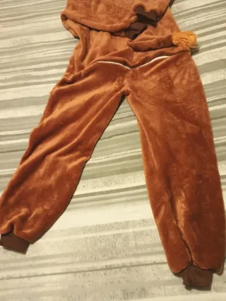 Pijama entero león marrón y amarillo talla 10-12.