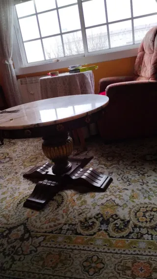 Mesa redonda salón mármol y madera