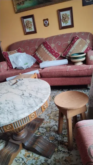 Mesa redonda salón mármol y madera