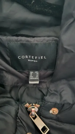 ABRIGO NEGRO DE PLUMAS CON CAPUCHA