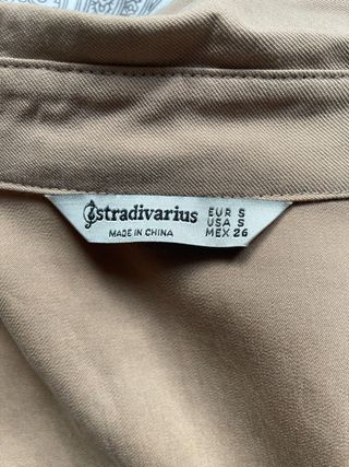 Vestido beige con cinturón