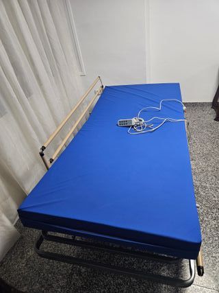Cama articulada hospitalaria con mando