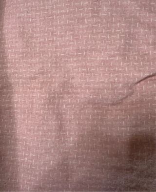 Lenzuola rosa e bianche in tessuto