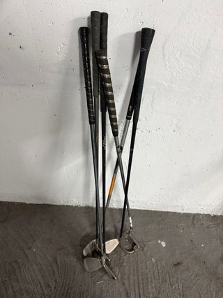 Dos juegos de palos de golf