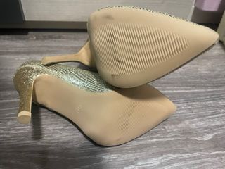 Zapatos de tacón Bellucci dorados talla 37