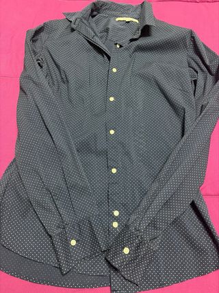 Camisa azul de lunares