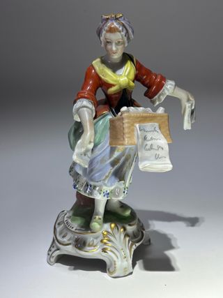 Statuina in porcellana stile Dresda