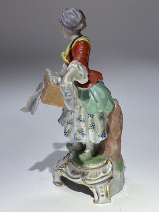 Statuina in porcellana stile Dresda