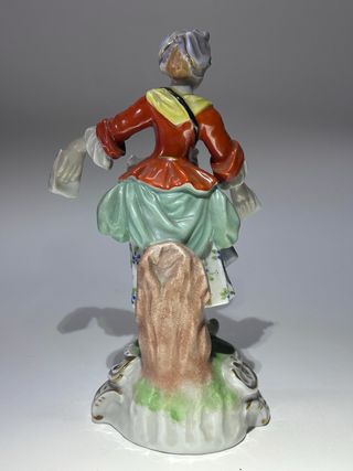 Statuina in porcellana stile Dresda