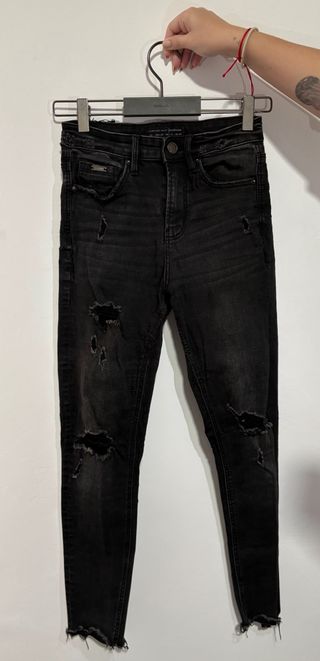 Pantalones vaqueros negros rotos