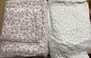 Lenzuola con fiori rosa e bianche