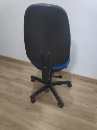 Silla de oficina azul y negra