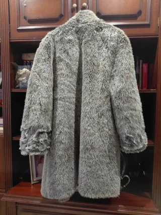 Abrigo pelo hombros anchos estilo 70s