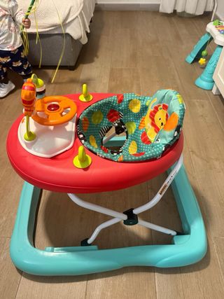 Andador bebé con juguetes