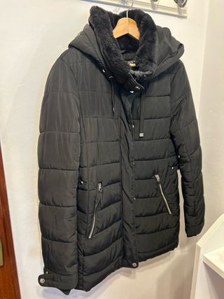Abrigo negro Zara con capucha y pelo