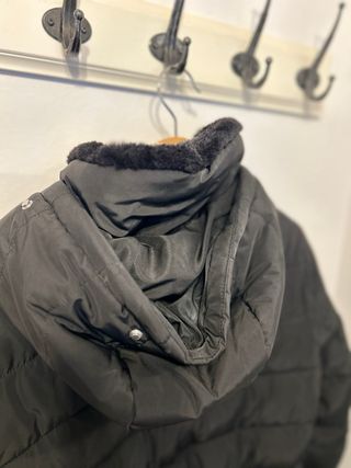 Abrigo negro Zara con capucha y pelo