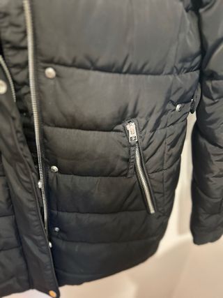 Abrigo negro Zara con capucha y pelo