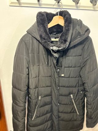 Abrigo negro Zara con capucha y pelo